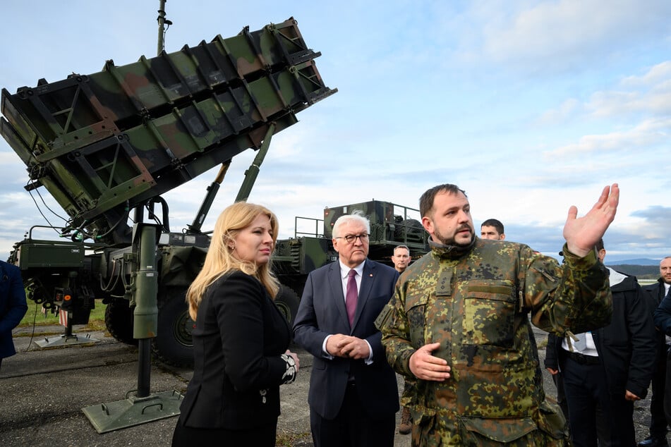 Bundespräsident Frank-Walter Steinmeier (M) und Zuzana Caputova, Präsidentin der Slowakei, besuchten in den vergangenen Woche den Standort des Patriot-Flugabwehrraketensystems der NATO auf dem slowakischen Luftwaffenstützpunkt Sliac.