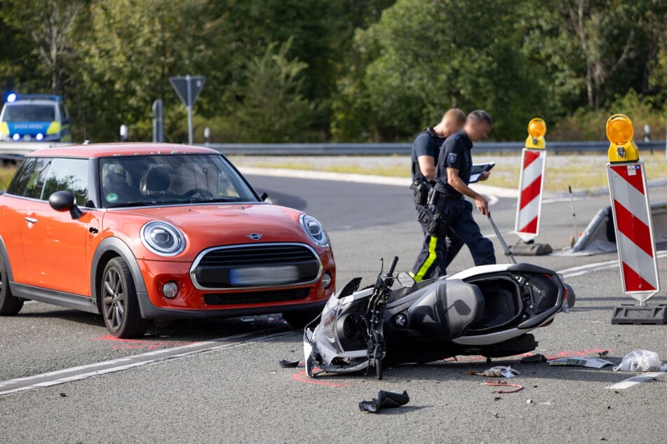 Die Rettungskräfte konnten für den Motoroller-Fahrer nichts mehr tun. Er starb am Unfallort.