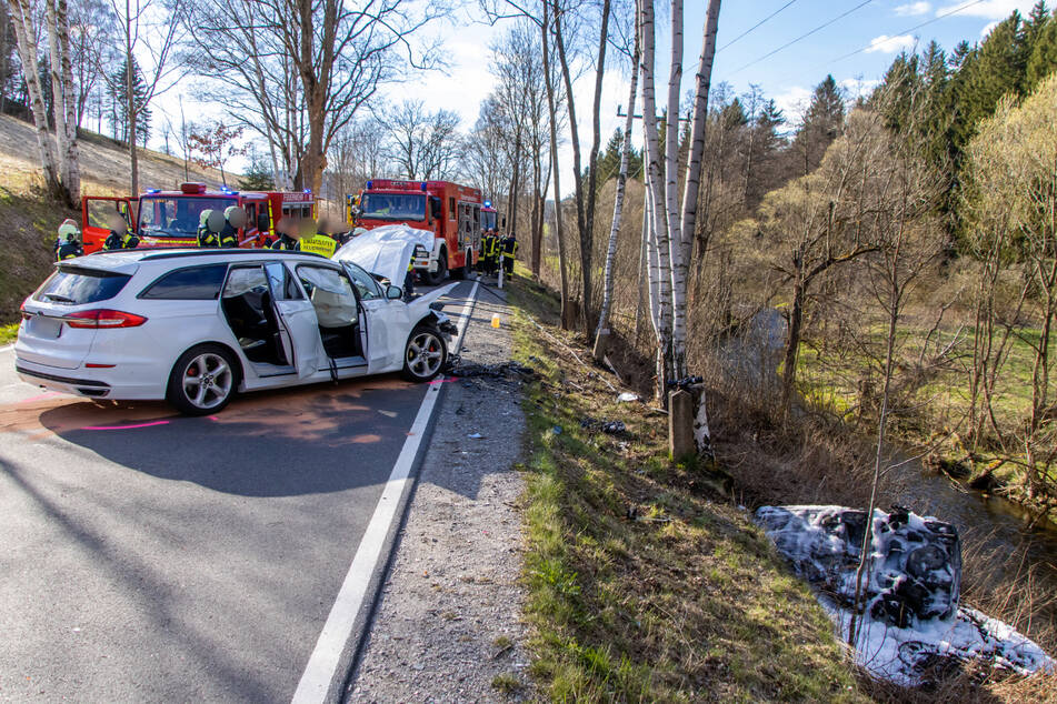 Auf der Annaberger Straße, kurz vor Tannenberg, krachten am Sonntag zwei Autos zusammen. Ein Fahrzeug stürzte einen Abhang hinab und ging in Flammen auf.