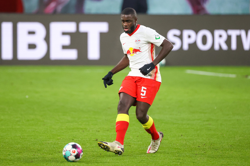 Dayot Upamecano (22) könnte von Coach Julian Naglesmann (33) am Mittwochabend eine Pause bekommen. Der Franzose hat ebenfalls leichte Knieprobleme.