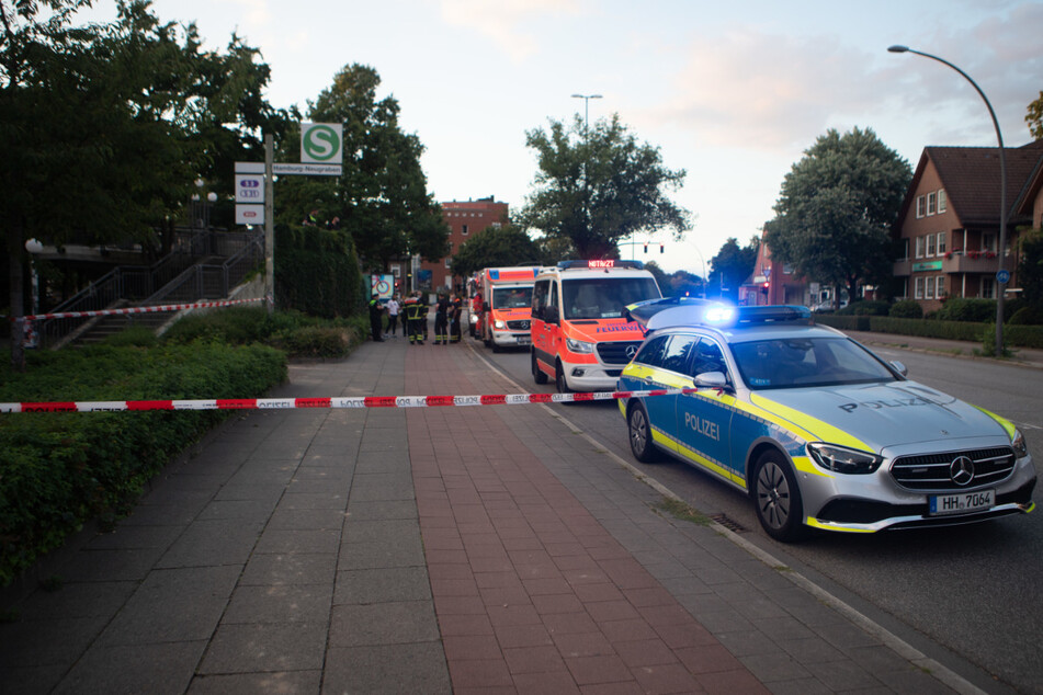Einsatzkräfte stehen an der Unfallstelle am S-Bahnhof Neugraben.