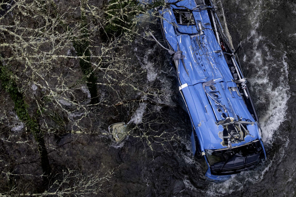 Bus stürzt an Heiligabend von Brücke: Mindestens sechs Tote