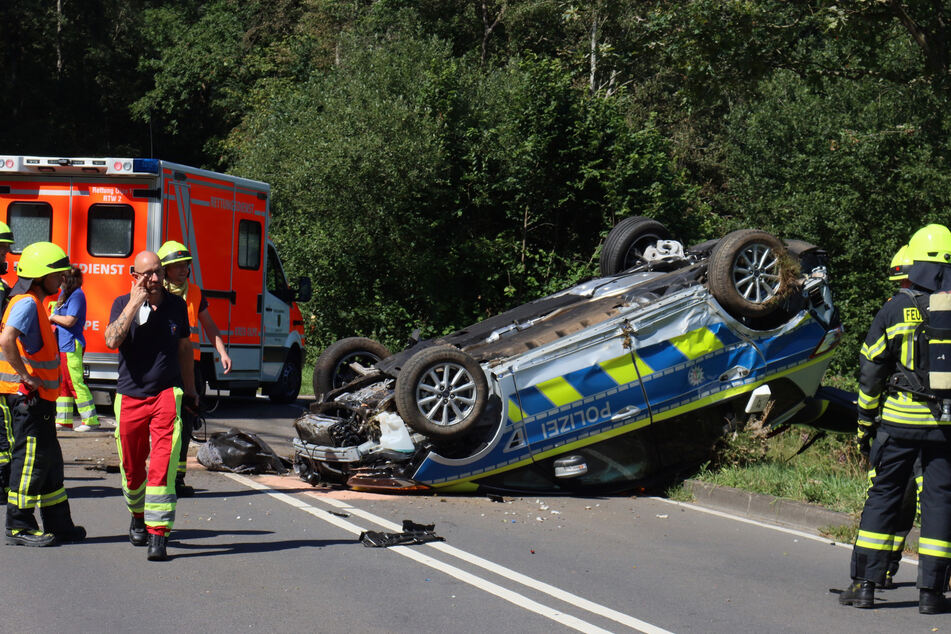 Polizei-Auto überschlägt sich bei Einsatzfahrt!