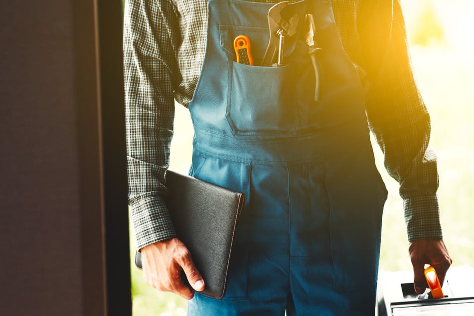 Brutale Attacke im eigenen Zuhause: Falsche Handwerker fesseln Mieter in der Badewanne