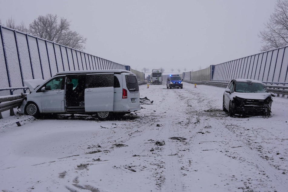 Die sächsische Polizei warnt vor Glätte. Mehreren Fahrzeugen wurde der auftretende Schneeregen bereits zum Verhängnis - wie hier auf der S95 zwischen Leppersdorf und Radeberg.