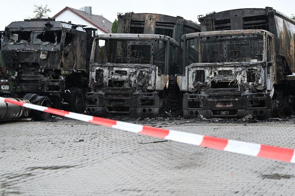 Mehrere Lastwagen und Abfallsammelfahrzeuge fingen Feuer.