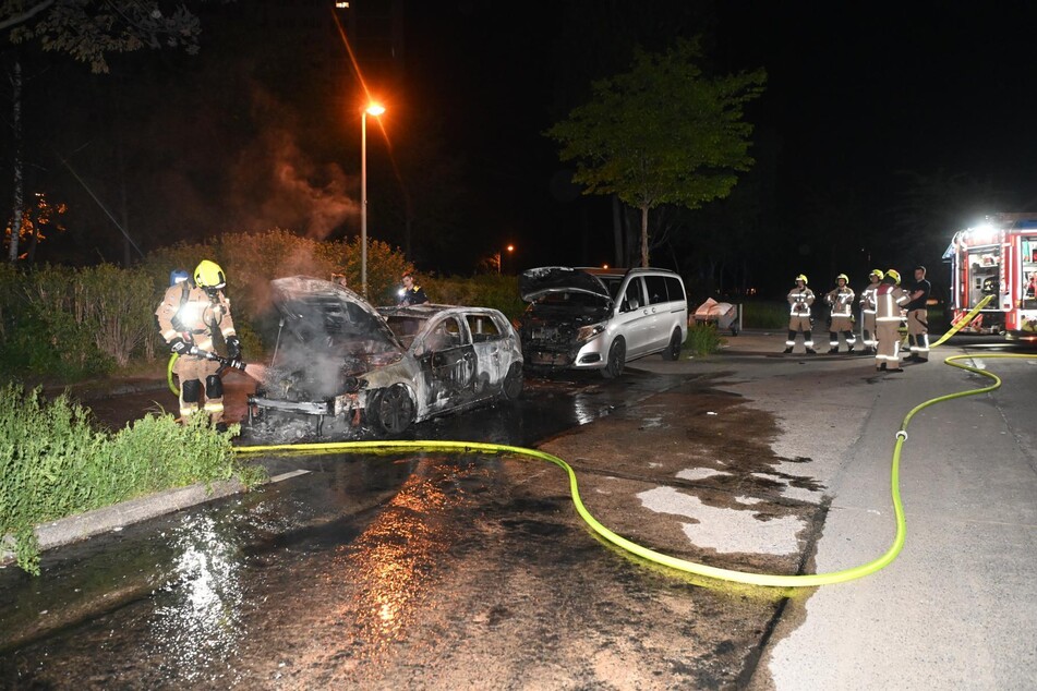 Die Flammen des VW-Golfs waren so stark, dass der Frontbereich der dahinter parkende Mercedes V-Klasse ebenso beschädigt wurde.