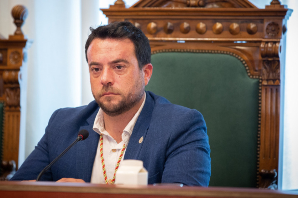 Alex Pastor, Bürgermeister der katalanischen Stadt Badalona, sitzt am Tag seiner Amtseinführung im Rathaus von Badalona.