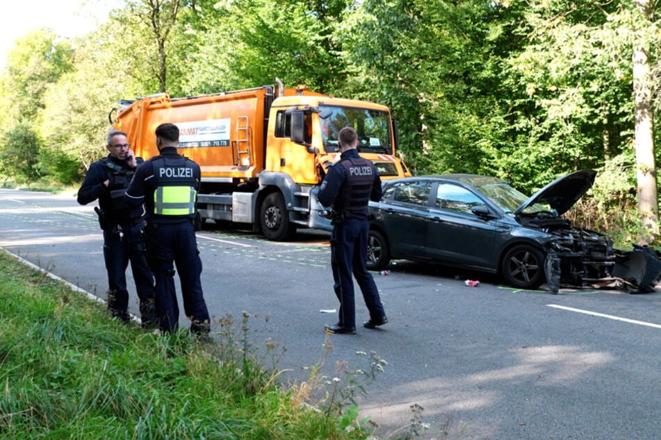 Der Autofahrer hatte bei dem Unfall keine Chance und wurde mit tödlichen Verletzungen in seinem Wagen eingeklemmt.