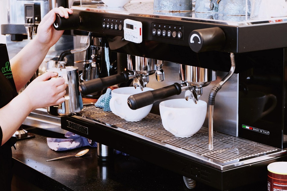 Beim Reinigen und Entkalken von Kaffeevollautomaten sollte man sich auf jeden Fall an die Herstellerempfehlungen halten.