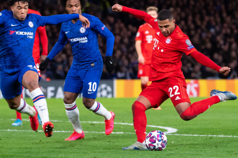 Eine Szene aus dem Hinspiel. Matchwinner Serge Gnabry (rechts) holt gegen Chelsea zum Torschuss aus.