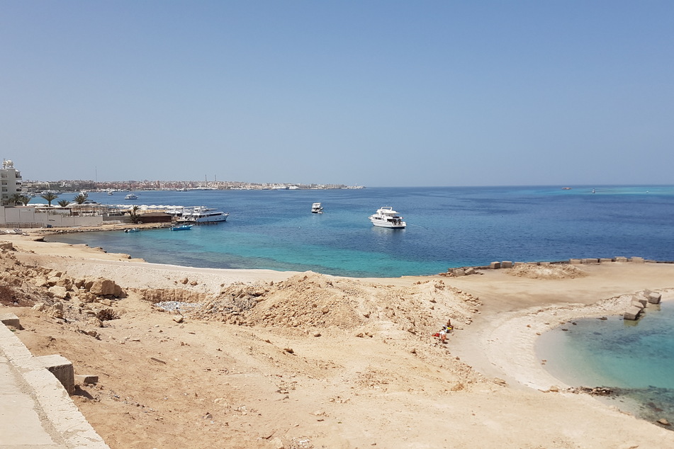 Ein Badestrand in Ägypten (Symbolbild). Eigentlich sollten diese leer bleiben, doch viele Menschen halten sich nicht daran.