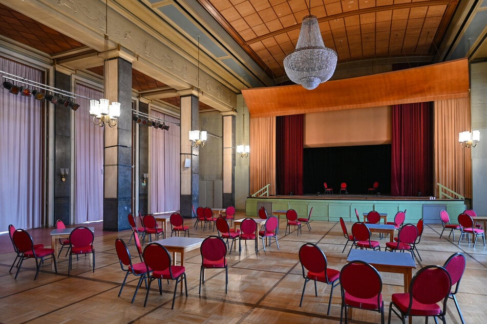 Blick in das Kulturhaus Rüdersdorf in Brandenburg. Der Dreigeschosser wurde in den 1950er-Jahren in neoklassizistischem Stil erbaut. Im vergangenen Jahr begann die Sanierung des Gebäudes.