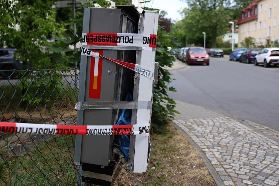Mithilfe von Pyrotechnik sprengten unbekannte Täter den Zigarettenautomaten in der Tauernstraße auf.