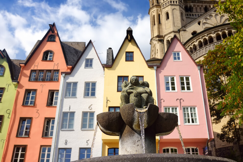 Der Fischmarkt diente mindestens seit dem 13. Jahrhundert als Ort für den Fischhandel am Rhein. Der Brunnen der Fischweiber von Rainer Walk erinnert an die historische Bedeutung.
