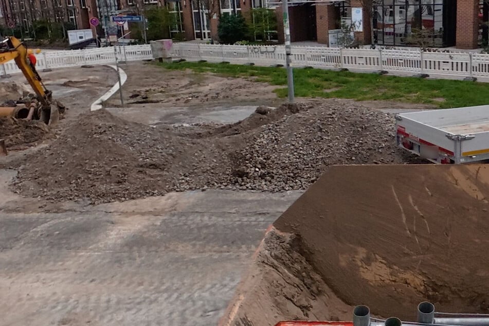 Neben der Erde, die herausgeholt wurde, als das Loch in den Asphalt geschnitten wurde, wurde durch den Rohrbruch noch eine Menge Schlamm auf die Straße und den Gehweg gespült.