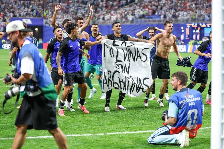 Die provokante politische Botschaft könnte dem argentinischen Fußballverband (AFA) eine Geldstrafe einhandeln.