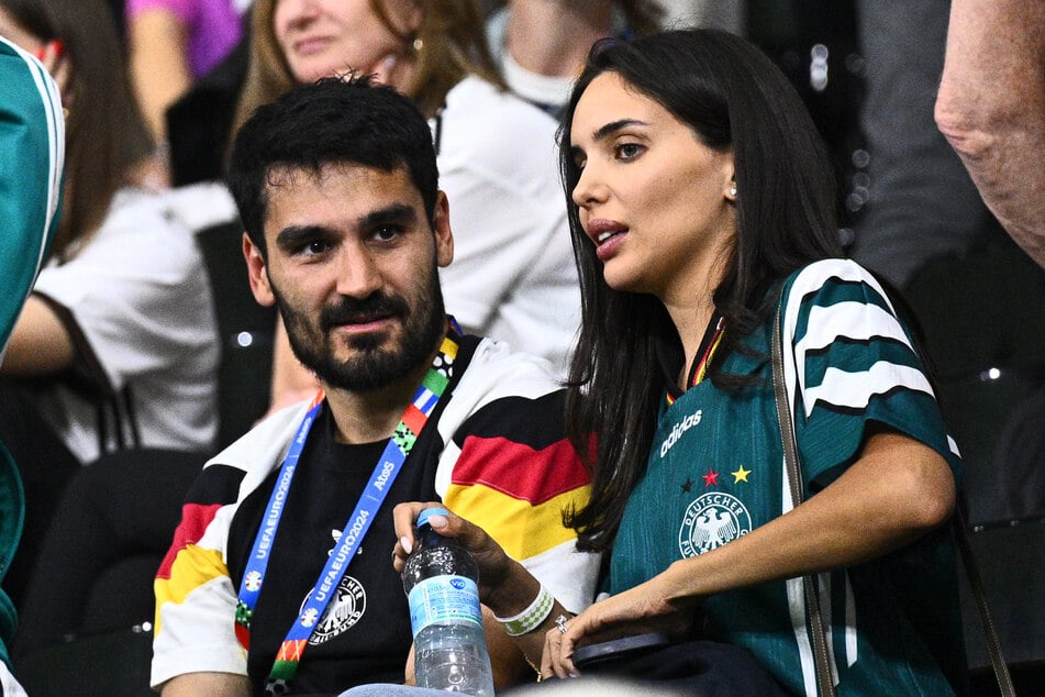 Ilkay (33) und Sara Gündogan (29) bei der EM in Deutschland: Hüteten sie dort schon ihr süßes Geheimnis?