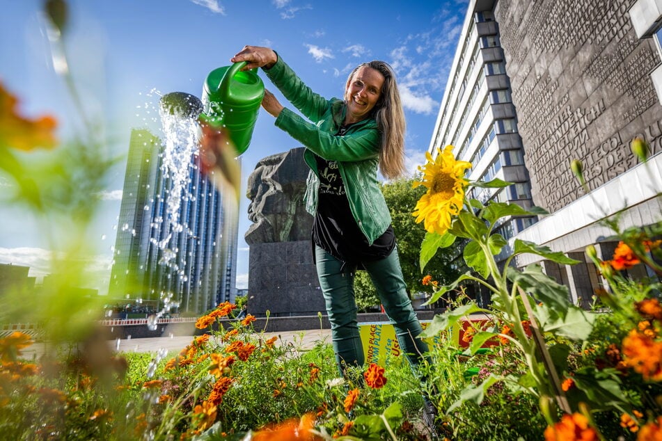 Für eine grünere Brückenstraße: Ulrike Voigt (56) gießt die Blumenbeete am Karl-Marx-Kopf.