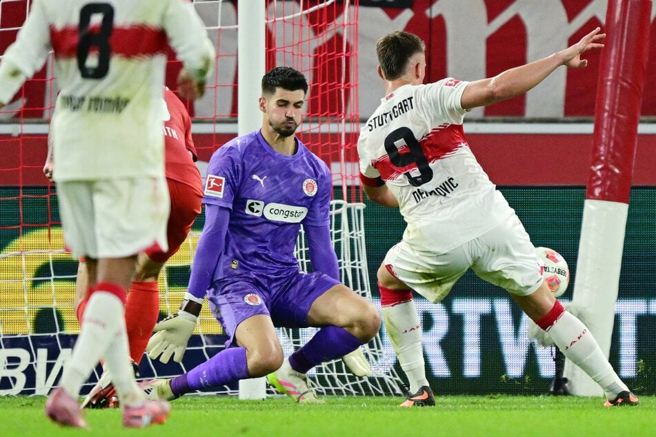 Das Hinspiel gewann der VfB Stuttgart gegen den FC St. Pauli mit 2:0. Hier traf Ermedin Demirovic zur Führung der Schwaben.