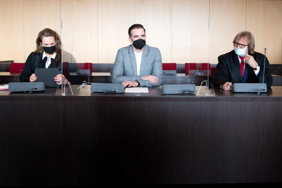 Der angeklagte Christoph Metzelder (M) sitzt in einem Saal des Amtsgerichts auf der Anklagebank zwischen seinen Rechtsbeiständen, Julia Donnepp und Ulrich Sommer.