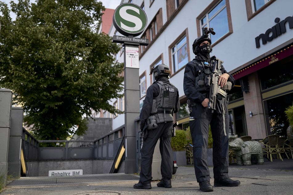 Wie sicher sind die Polizei-Schutzwesten? Tausende versagen bei Schusstest!