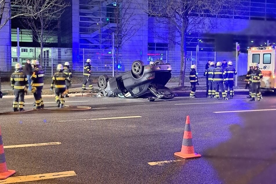Der Porsche überschlug sich und blieb auf dem Dach liegen.