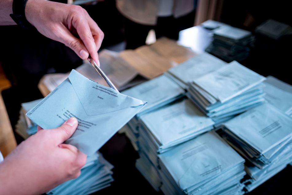 60 Menschen haben im Berliner Bezirk Tempelhof-Schöneberg kurz nach oder im unmittelbaren Zusammenhang mit dem Erhalt einer Impfbescheinigung ihre Bereitschaft als Wahlhelfer zurückgezogen.