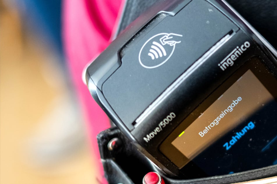 Bei Bezahlung mit einer EC-Karte tippte der Betrüger eine völlig andere Summe in das Kartenlesegerät ein. (Symbolbild)
