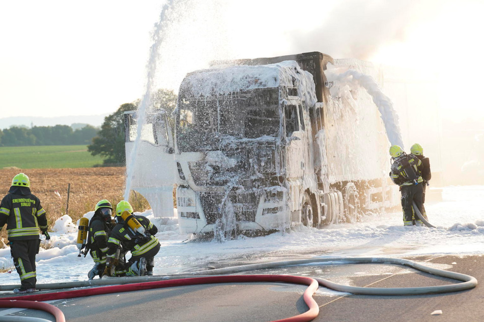 Unter vollem Atemschutz löschte die Feuerwehr den Laster mit Schaum.