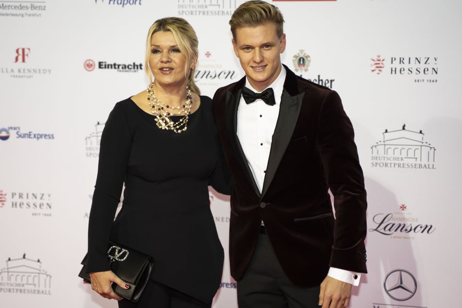 Zu Corinna (54) und ihrem Sohn Mick Schumacher (24) soll Cora noch sporadischen Kontakt haben.