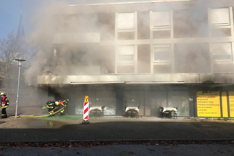 Schnell-Restaurant steht in Flammen: Rauchwolke ruft Gesundheitsamt auf den Plan