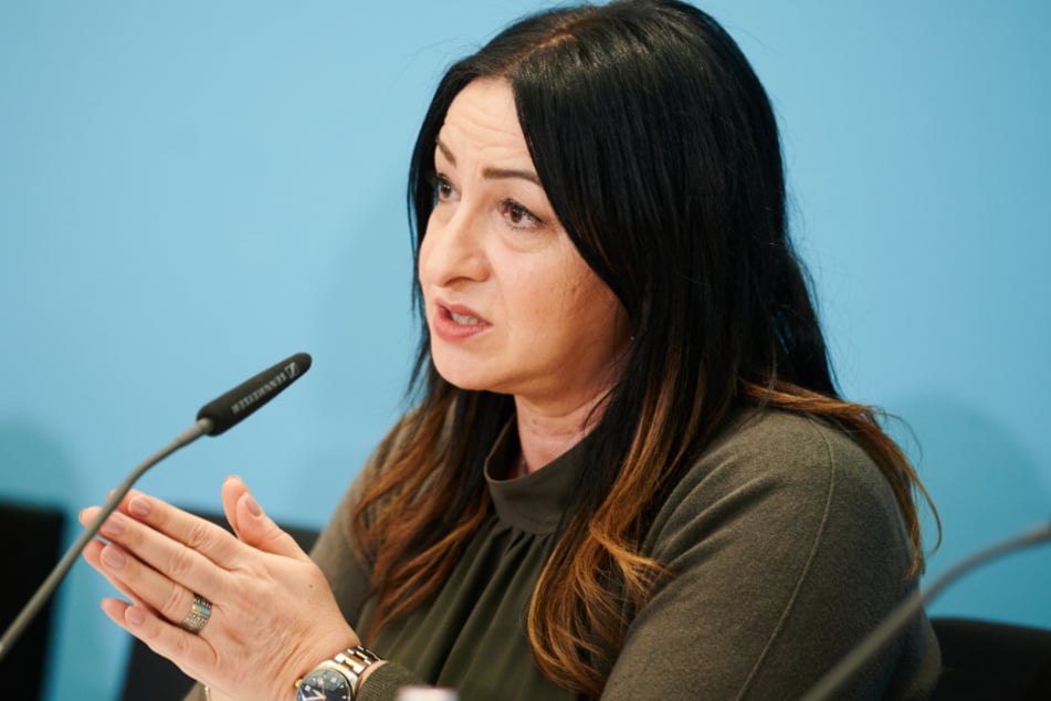Berlins Gesundheitssenatorin Dilek Kalayci (SPD) spricht während der Senats-Pressekonferenz im roten Rathaus.