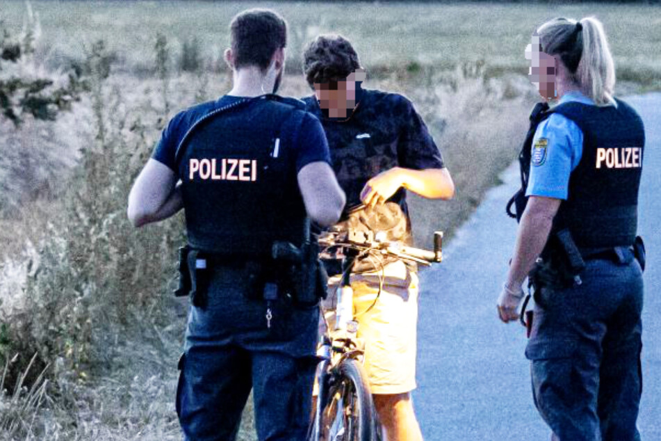 Polizisten kontrollierten Fahrradfahrer und Spaziergänger bei Hainburg, auch ein Polizeihubschrauber kam zum Einsatz.