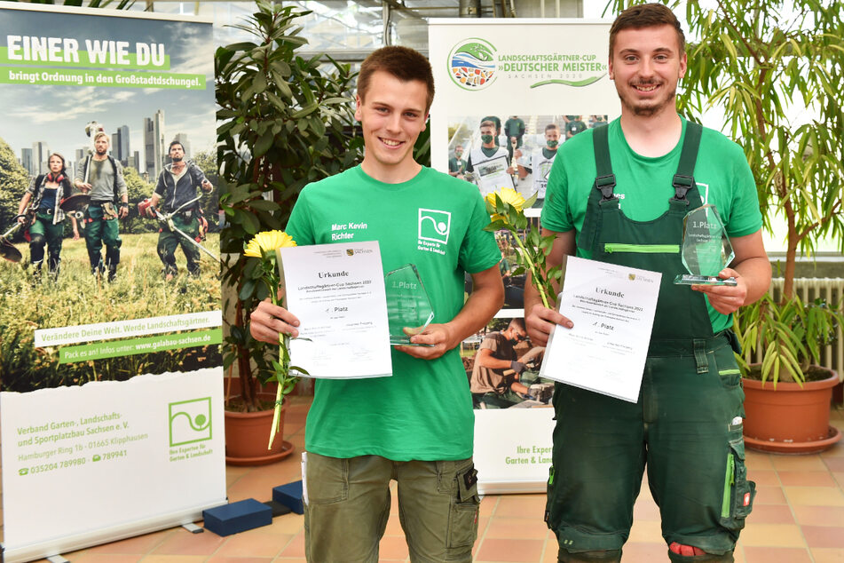 So sehen Sieger aus: Kevin Richter (18, l.) und Johannes Freigang (20) bei der Urkunden-Verleihung zum 1. Platz.