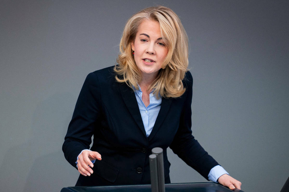 Die Brandenburger FDP-Chefin Linda Teuteberg (40) hat der Landesregierung beim Impfen gegen Corona Planlosigkeit vorgeworfen.