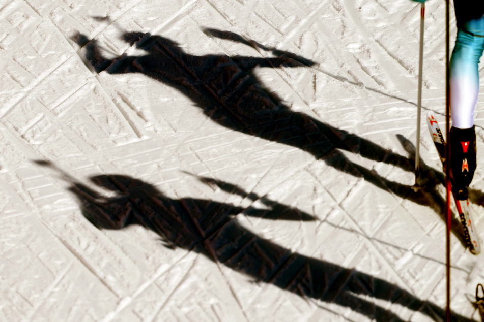 Zwei Biathleten werfen während des Trainings bei der Biathlon-Weltmeisterschaft Schatten auf den Schnee.