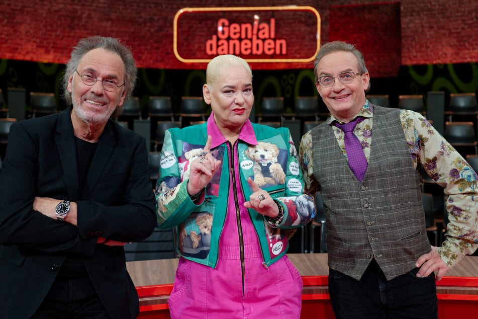 Drei Ikonen der Comedy: Hella von Sinnen (65, M.) zusammen mit ihren Kollegen Hugo Egon Balder (72, l.) und Wigald Boning (57) im Rate-Studio "Genial falsch".