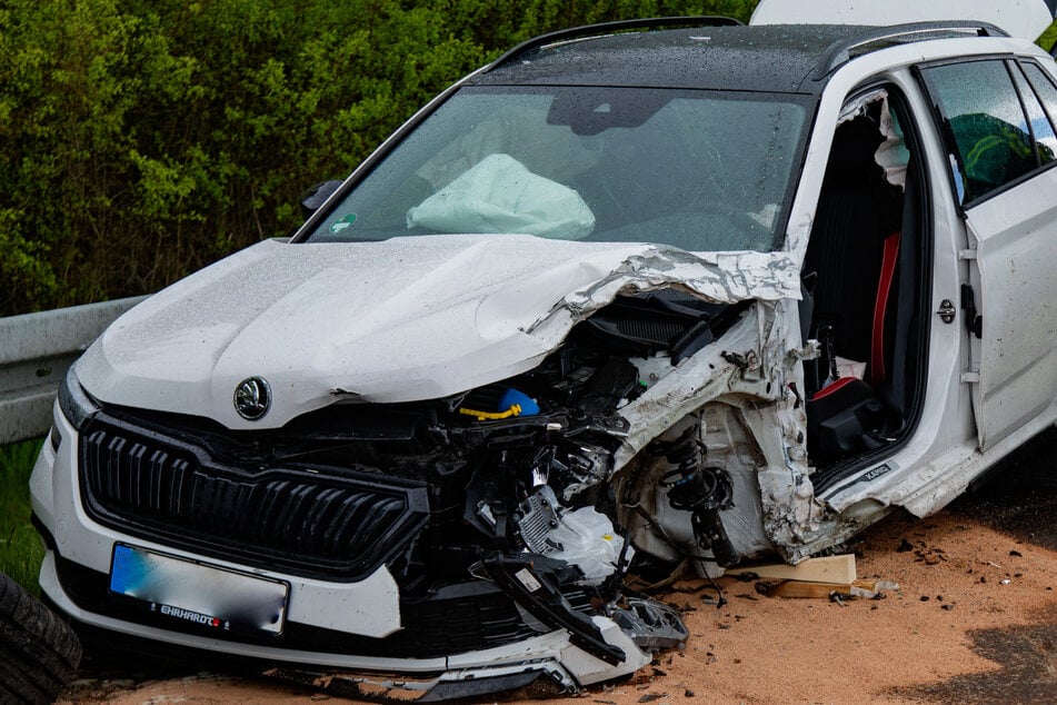Der Škoda krachte nach der Kollision in die Leitplanke.