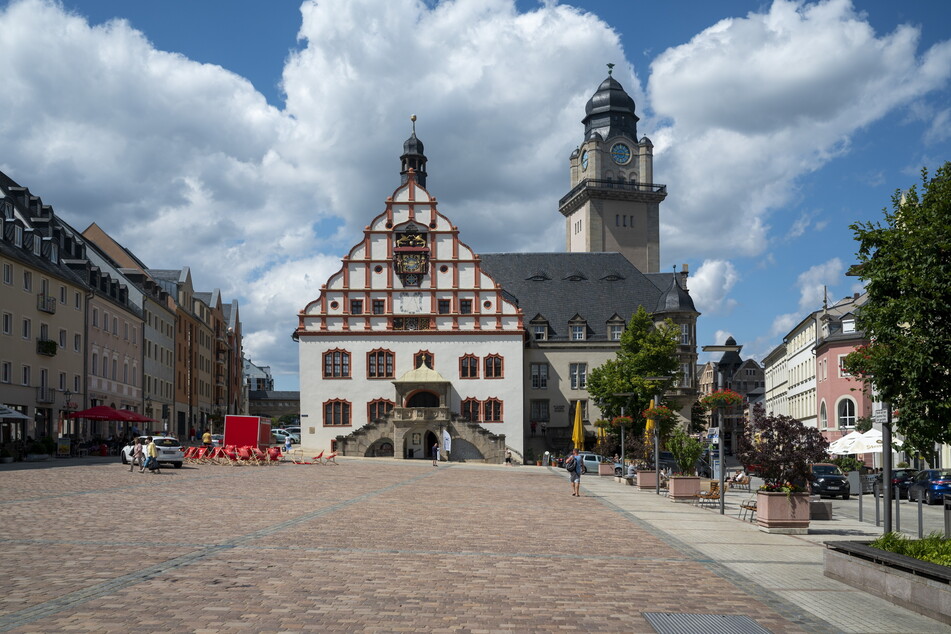 In Plauen könnt Ihr den hohen Turm vom Rathaus hinaufsteigen und die Aussicht genießen.