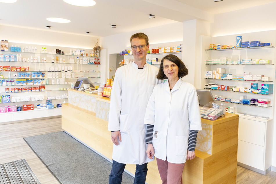 Apotheker Michael Lösche (55) und Susanne Gampe (53) aus Hellerau haben "hautnah" mit den Zeckenproblemen ihrer Kunden zu tun.