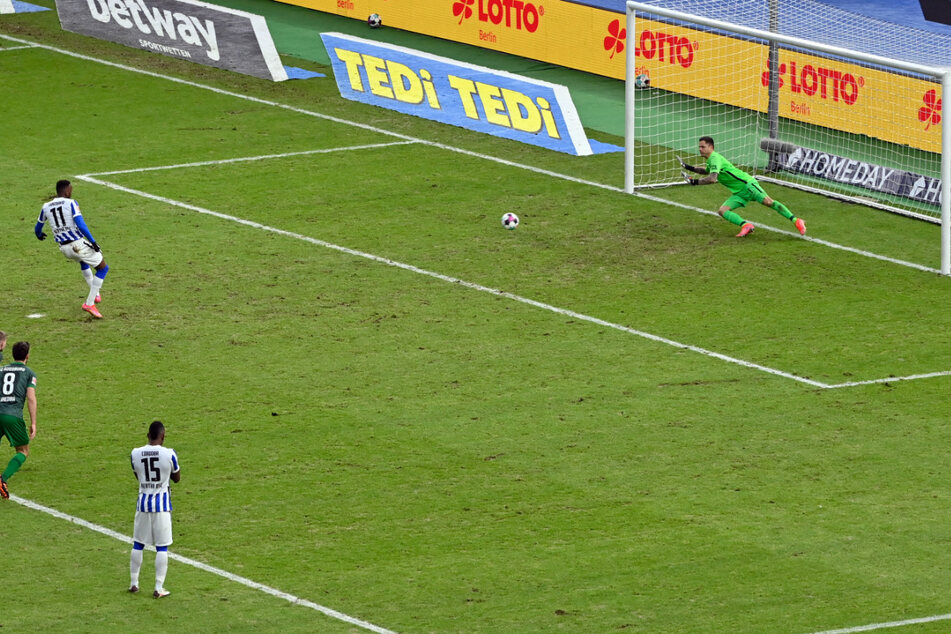 Dodi Lukebakio verwandelt den Elfmeter zum 2:1.