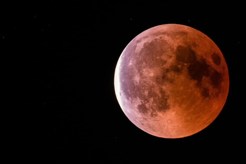 Mondfinsternis: Totale Mondfinsternis: Blutroter Himmelskörper am Sonntagabend