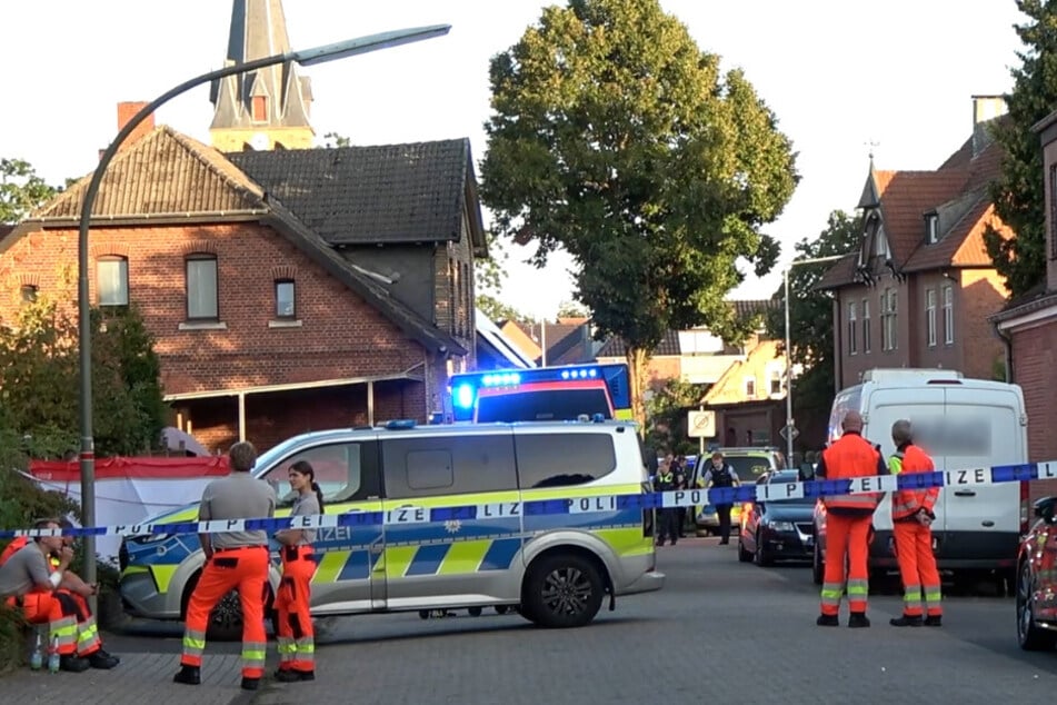 Messerattacke: Beziehungstat auf offener Straße: Frau durch Messerangriff getötet!