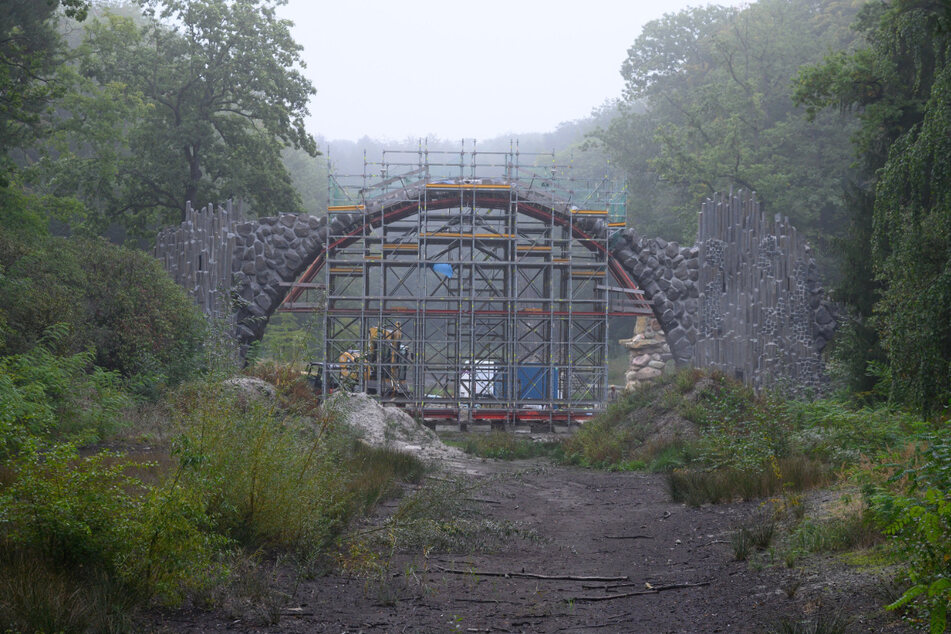 Die Rakotzbrücke im Rhododendronpark in Kromlau. Die Bauarbeiten sollen Anfang 2021 abgeschlossen sein.