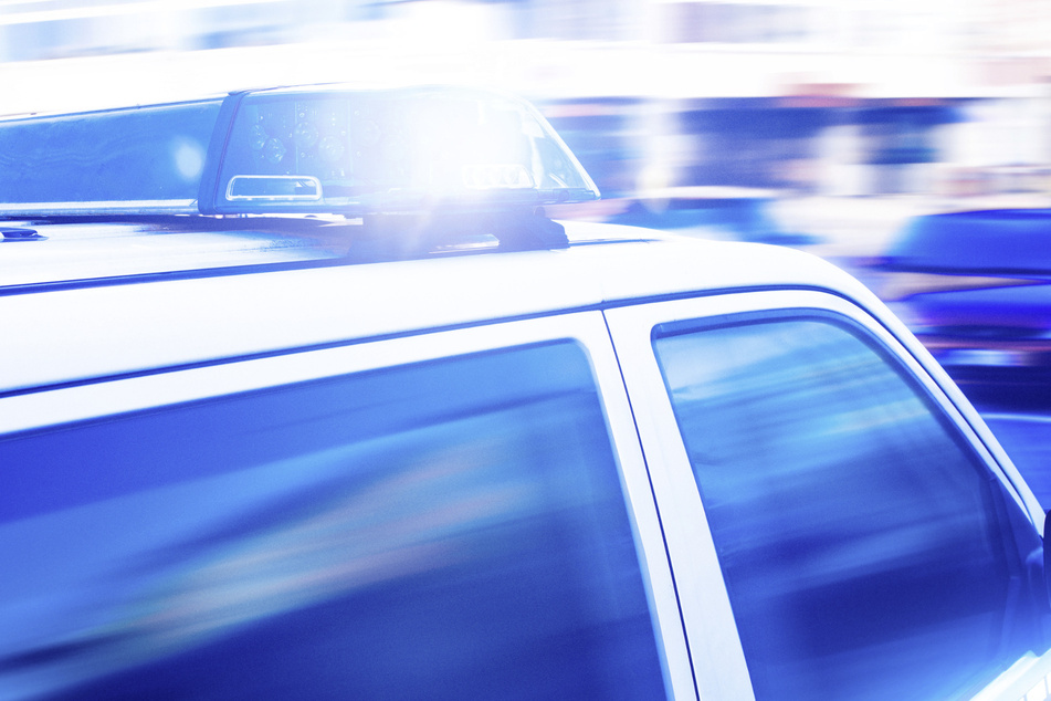 Betrunkener Autofahrer will nicht aus Polizei-Auto aussteigen und schlägt Beamten