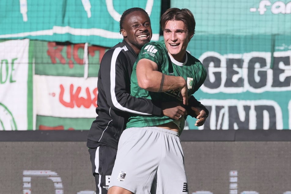 Malick Sanogo (l.) und Julius Hoffmann erzielten drei der vier Chemie-Tore in Hoyerswerda. (Archivbild)