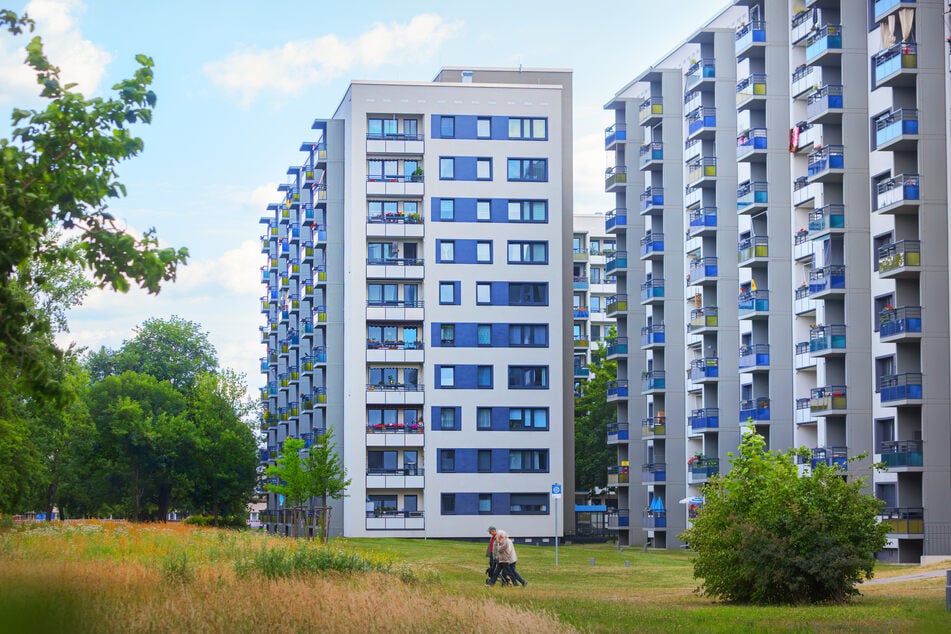 Frische Fassade, bunte Balkone: Von den insgesamt 953 sanierten Wohnungen sind noch 18 im Erstbezug (1981-1982) - das entspricht knapp zwei Prozent.