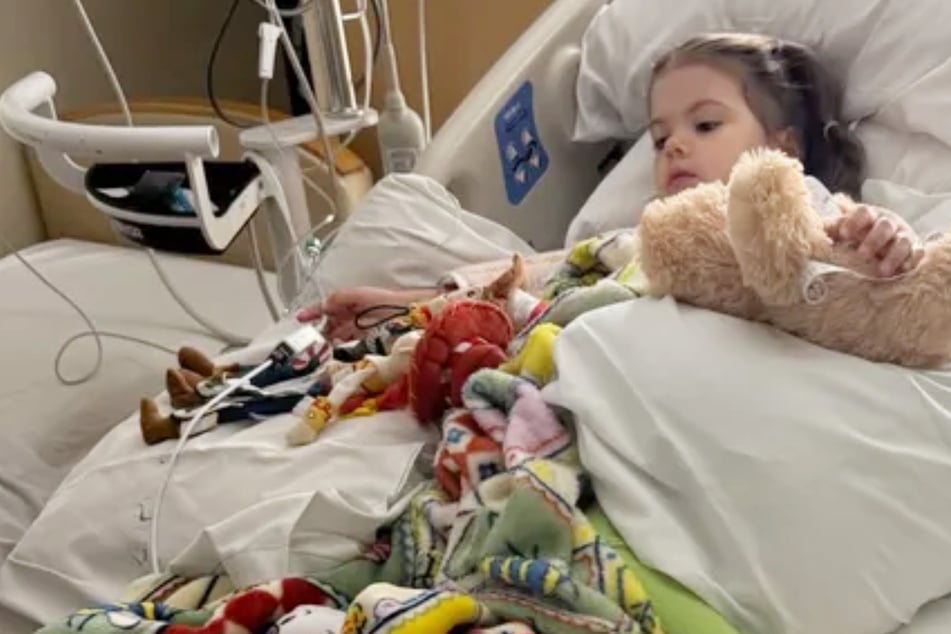 Die kleine Addy (3) wollte nur ein in den Garten geworfenes Paket holen, landete stattdessen im Krankenhaus.