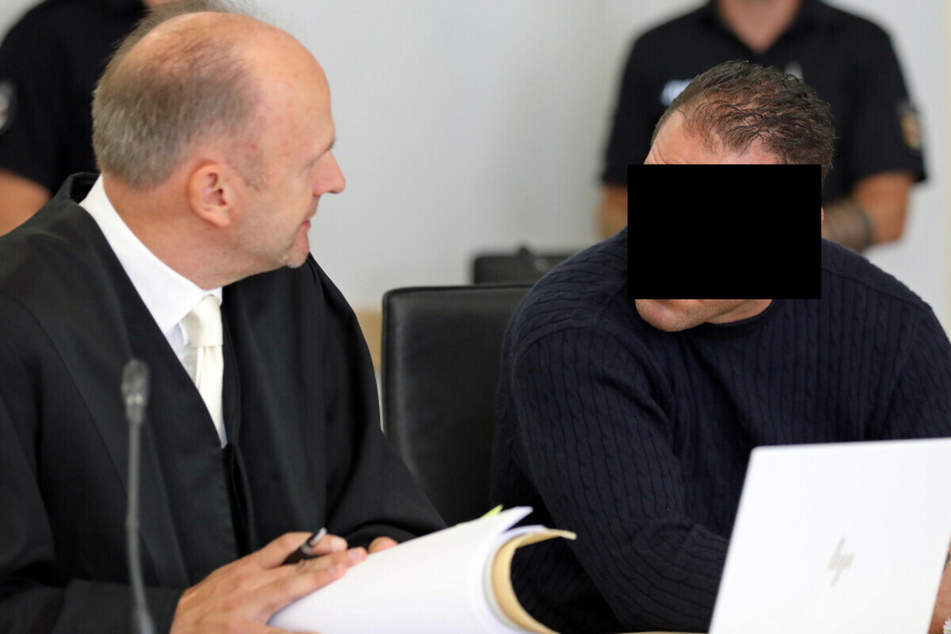 Der Angeklagte (r.) spricht mit seinem Anwalt.